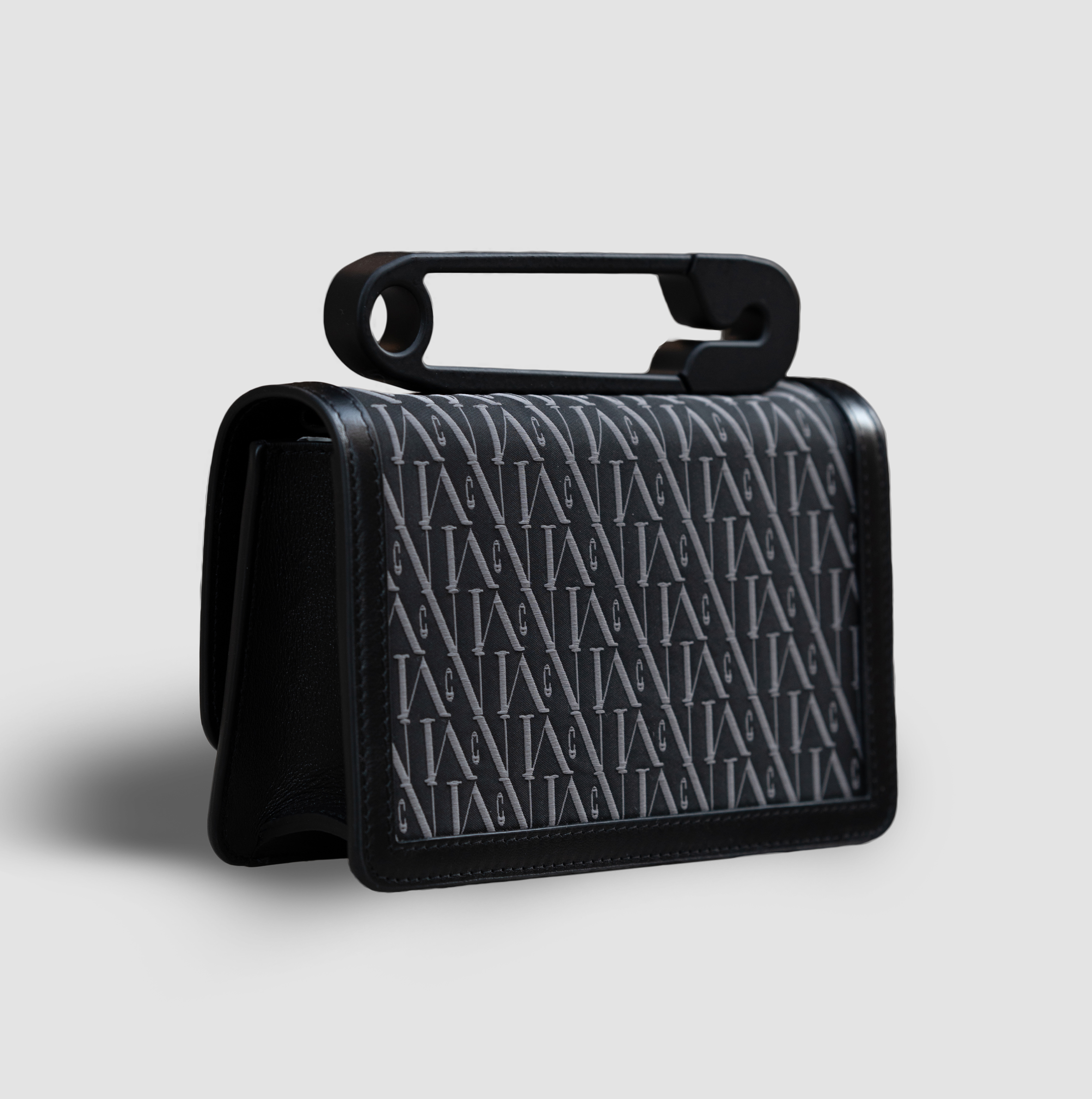 Monogram Jet Black Aura - Görsel 3